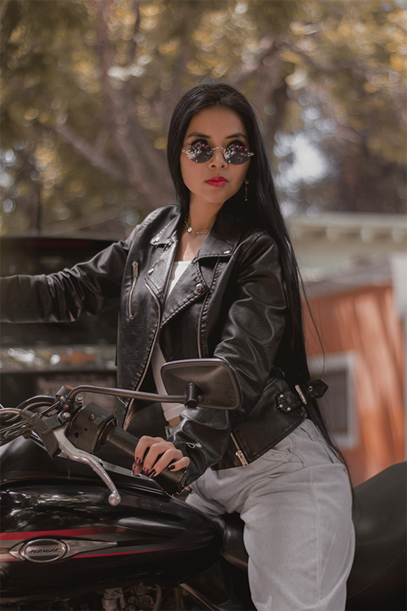 fotografia de modelo en una moto